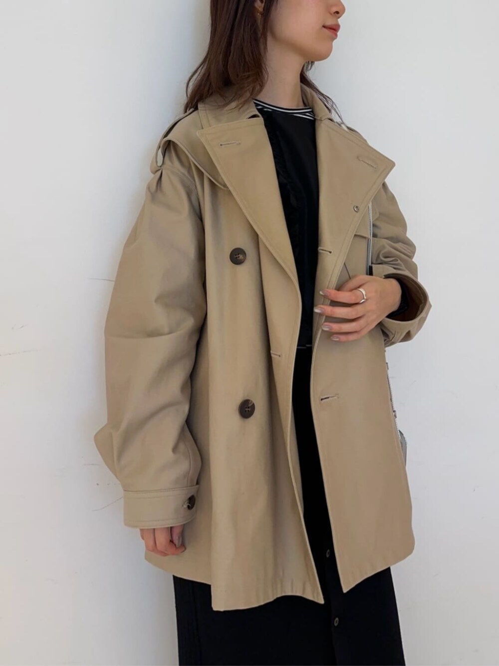 「TOMORROWLAND、トゥモローランド、Edition、courrèges、Maison Margiela、ミリタリーコート、ショートコート、ニットスカート、ノースリーブブラウス、大人カジュアル」｜「EDITIONのコットン ミリタリーコート（ミリタリージャケット、ベージュ系）」を使った、Yonemitsu_TOMORROWLANDさん（レディース・166cm）の秋コーディネートの3枚目の写真
