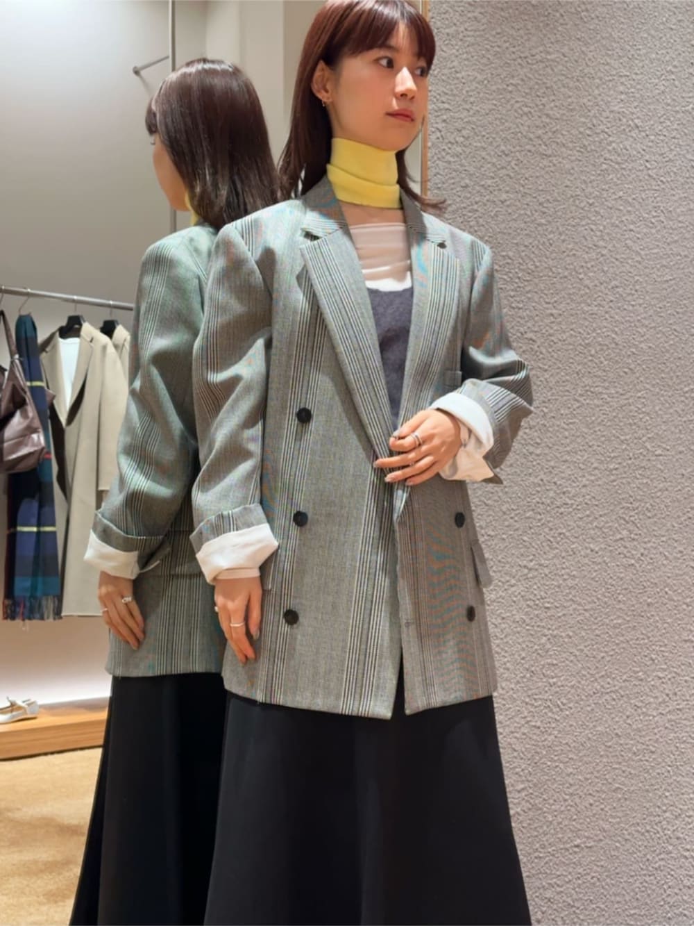 「TOMORROWLAND、トゥモローランド、Overcoat、Edition、sergio rossi、ニットタンク、ニットベスト、シアートップス、フレアスカート、ハイウエストスカート、アームウォーマー、ネックウォーマー、イエロー、大人カジュアル」｜「EDITIONのテンセルシルク ボートネックトップス（Tシャツ/カットソー、ホワイト系）」を使った、Yonemitsu_TOMORROWLANDさん（レディース・166cm）の冬コーディネートの2枚目の写真
