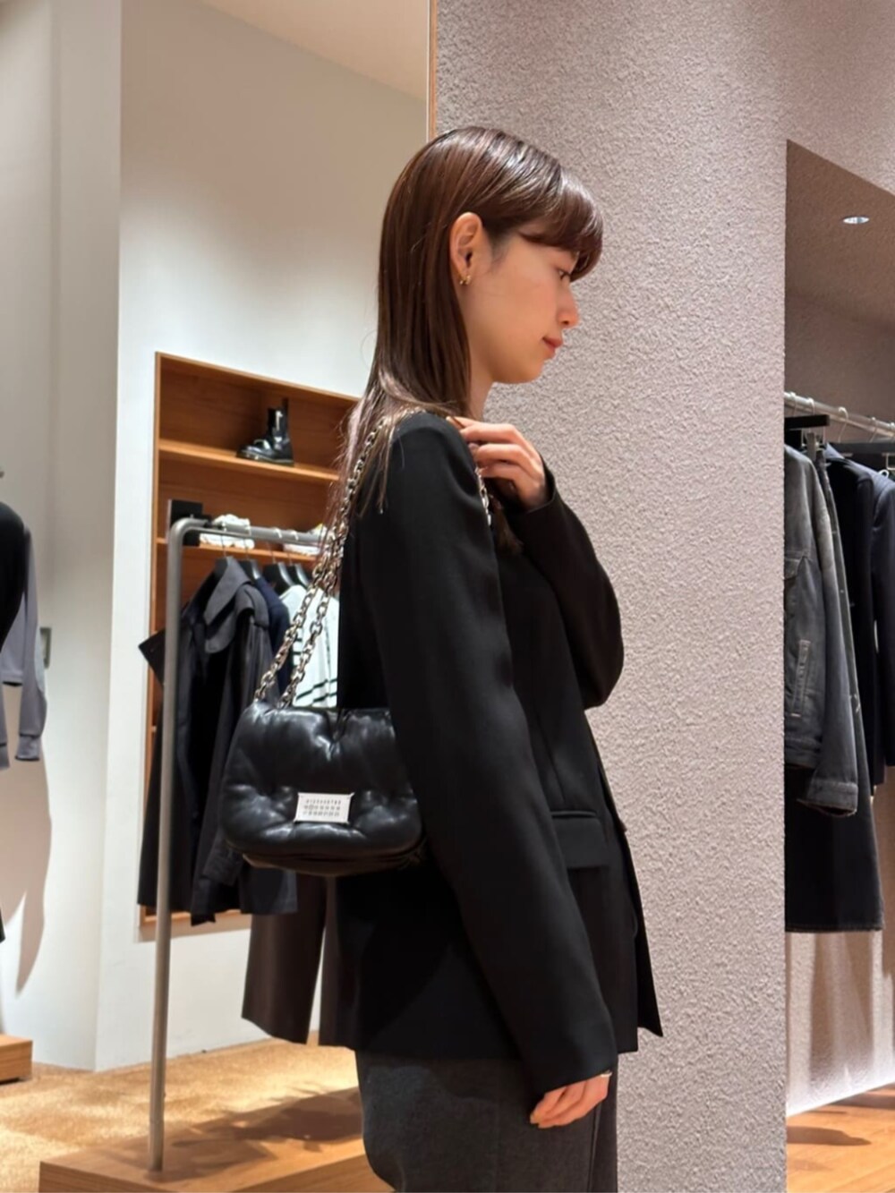 「TOMORROWLAND、トゥモローランド、Edition、Maison Margiela、caban、ユニセックス、スウェットパンツ、ノーカラージャケット、リラックススタイル、デイリーカジュアル、モノトーン、大人カジュアル」｜「EDITIONのバックサテンジョーゼット ノーカラージャケット（ノーカラージャケット、ブラック系）」を使った、Yonemitsu_TOMORROWLANDさん（レディース・166cm）の冬コーディネートの6枚目の写真