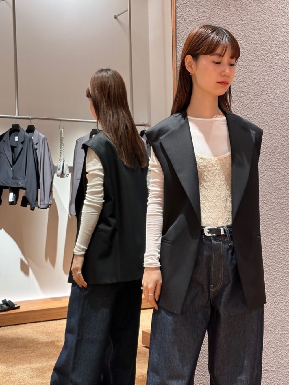 「TOMORROWLAND、トゥモローランド、Edition、AcneStudios、Maison Margiela、SIMONE WILD、ジレ、キャミソール、ビスチェ、デニム、大人カジュアル」｜「EDITIONのウールシャンブレー ワイドラペルジレ（ベスト、ブラック系）」を使った、Yonemitsu_TOMORROWLANDさん（レディース・166cm）の冬コーディネートの2枚目の写真