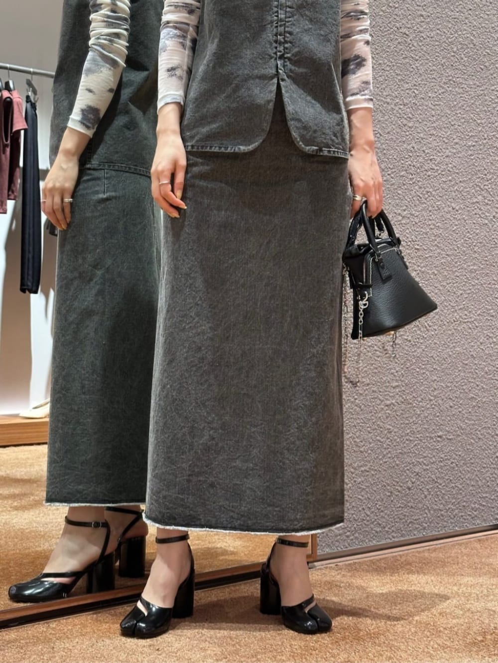 「TOMORROWLAND、トゥモローランド、Edition、Maison Margiela、セットアップ、キャミソール、ビスチェ、ロングスカート、大人カジュアル」｜「EDITIONのガーメントウォッシュ ジップトップス（シャツ/ブラウス、ブラック系）」を使った、Yonemitsu_TOMORROWLANDさん（レディース・166cm）の春コーディネートの4枚目の写真