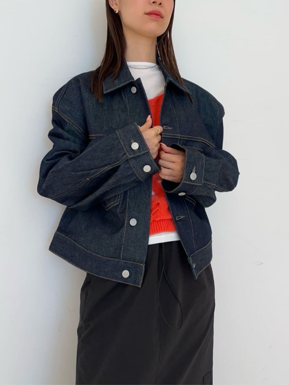 「TOMORROWLAND、トゥモローランド、Edition、AcneStudios、デニムジャケット、スリットスカート、ロングスカート、ニットキャミソール、ニットベスト、オレンジ、大人カジュアル」｜「EDITIONの【WEB先行予約】ベビーアルパカ ニットキャミソール（ベスト、オレンジ系）」を使った、Yonemitsu_TOMORROWLANDさん（レディース・166cm）の秋コーディネートの2枚目の写真