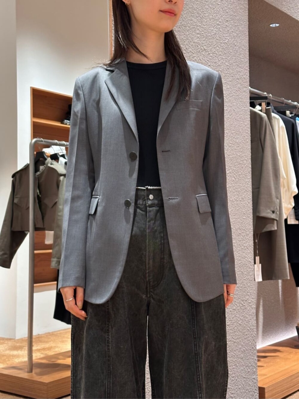 「TOMORROWLAND、トゥモローランド、Edition、HYKE、Maison Margiela、テーラードジャケット、デニム、ブラックデニム、大人カジュアル、モノトーン」｜「EDITIONのゼニアトラベラー テーラードジャケット（テーラードジャケット、グレー系）」を使った、Yonemitsu_TOMORROWLANDさん（レディース・166cm）の冬コーディネートの2枚目の写真