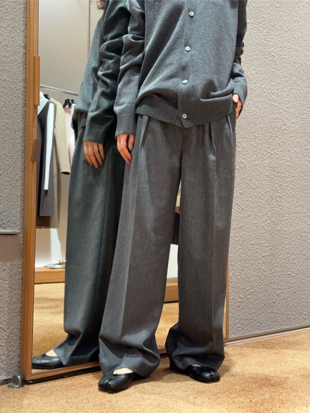 「TOMORROWLAND、トゥモローランド、Edition、Maison Margiela、カーディガン、定番、タックパンツ、グレー、ワントーンコーデ、ユニセックス、大人カジュアル」｜「EDITIONの【WEB先行予約】ポプリンメルトン 2タックワイドスラックス（スラックス、グレー系）」を使った、Yonemitsu_TOMORROWLANDさん（レディース・166cm）の秋コーディネートの4枚目の写真