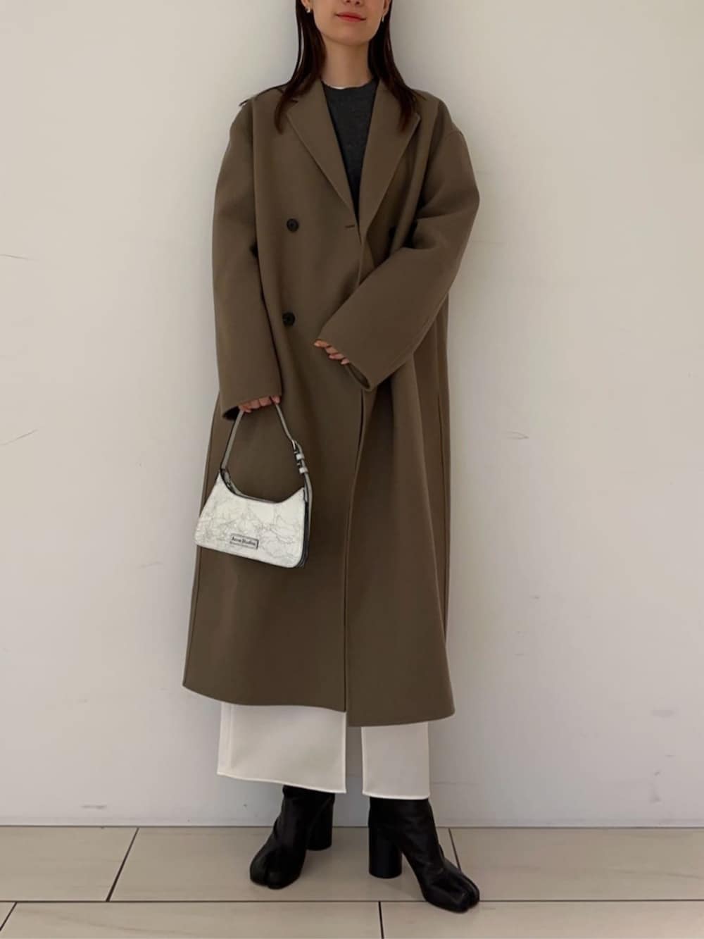 「TOMORROWLAND、トゥモローランド、Edition、Maison Margiela、定番、チェスターコート、クルーネックニット、サテンスカート、タイトスカート、大人カジュアル、ダブルフェイスコート」｜「EDITIONのキョウネンフライス クルーネックプルオーバー（Tシャツ/カットソー、ホワイト系）」を使った、Yonemitsu_TOMORROWLANDさん（レディース・166cm）の秋コーディネートの2枚目の写真