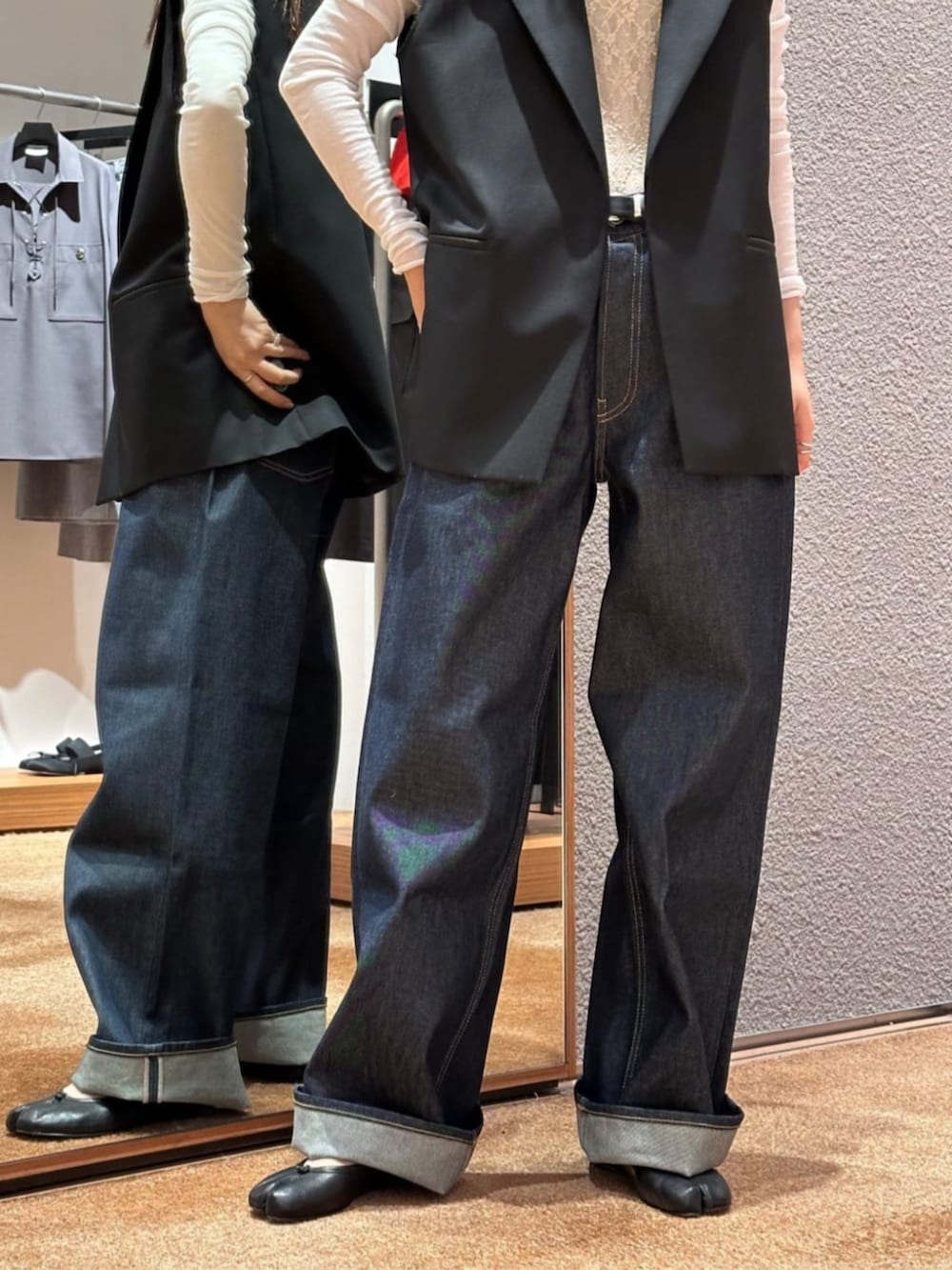 「TOMORROWLAND、トゥモローランド、Edition、AcneStudios、Maison Margiela、SIMONE WILD、ジレ、キャミソール、ビスチェ、デニム、大人カジュアル」｜「EDITIONのウールシャンブレー ワイドラペルジレ（ベスト、ブラック系）」を使った、Yonemitsu_TOMORROWLANDさん（レディース・166cm）の冬コーディネートの6枚目の写真