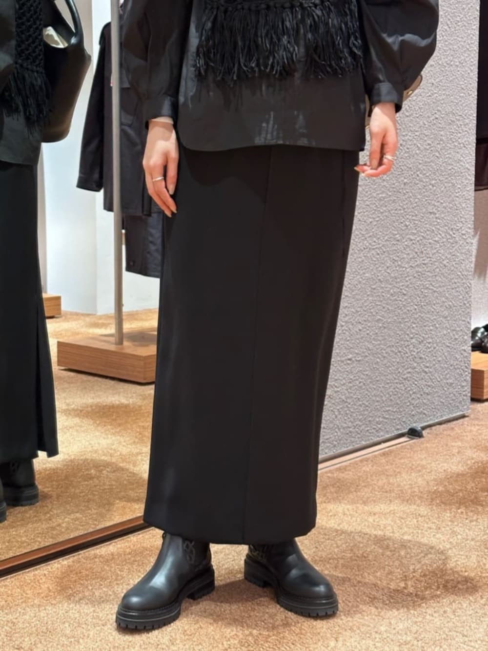 「TOMORROWLAND、トゥモローランド、Edition、JACQUEMUS、sergio rossi、BOTTEGA VENETA、ブラウス、バルーンスリーブ、ニットベスト、フリンジニット、ハンドニット、オールブラック、ワントーンコーデ」｜「EDITIONのフリンジニット ノースリーブトップス（ベスト、ブラック系）」を使った、Yonemitsu_TOMORROWLANDさん（レディース・166cm）の冬コーディネートの4枚目の写真