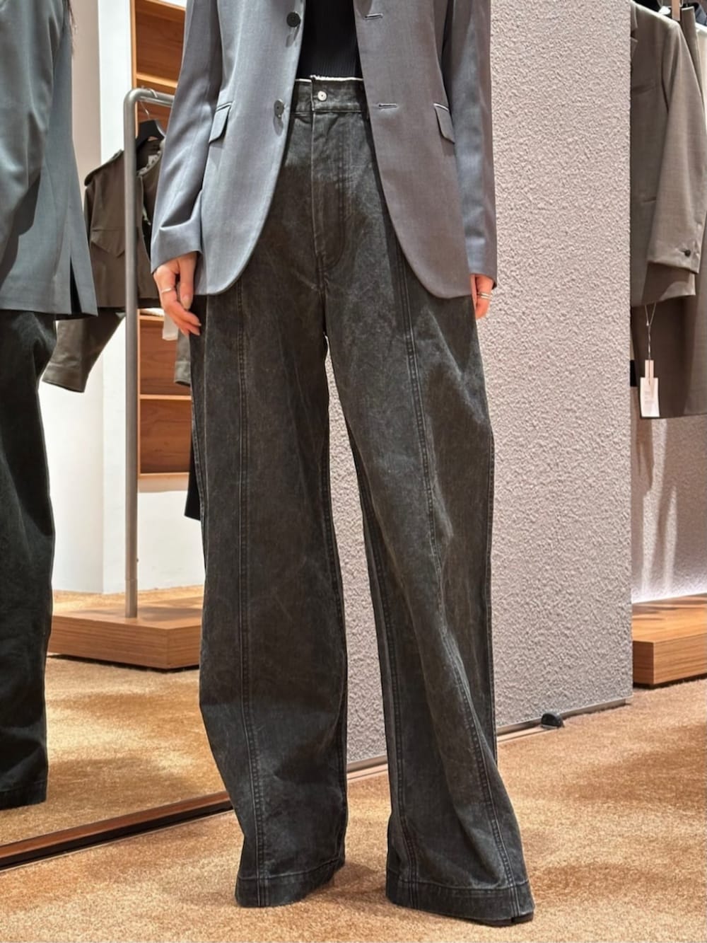 「TOMORROWLAND、トゥモローランド、Edition、HYKE、Maison Margiela、テーラードジャケット、デニム、ブラックデニム、大人カジュアル、モノトーン」｜「EDITIONのゼニアトラベラー テーラードジャケット（テーラードジャケット、グレー系）」を使った、Yonemitsu_TOMORROWLANDさん（レディース・166cm）の冬コーディネートの4枚目の写真
