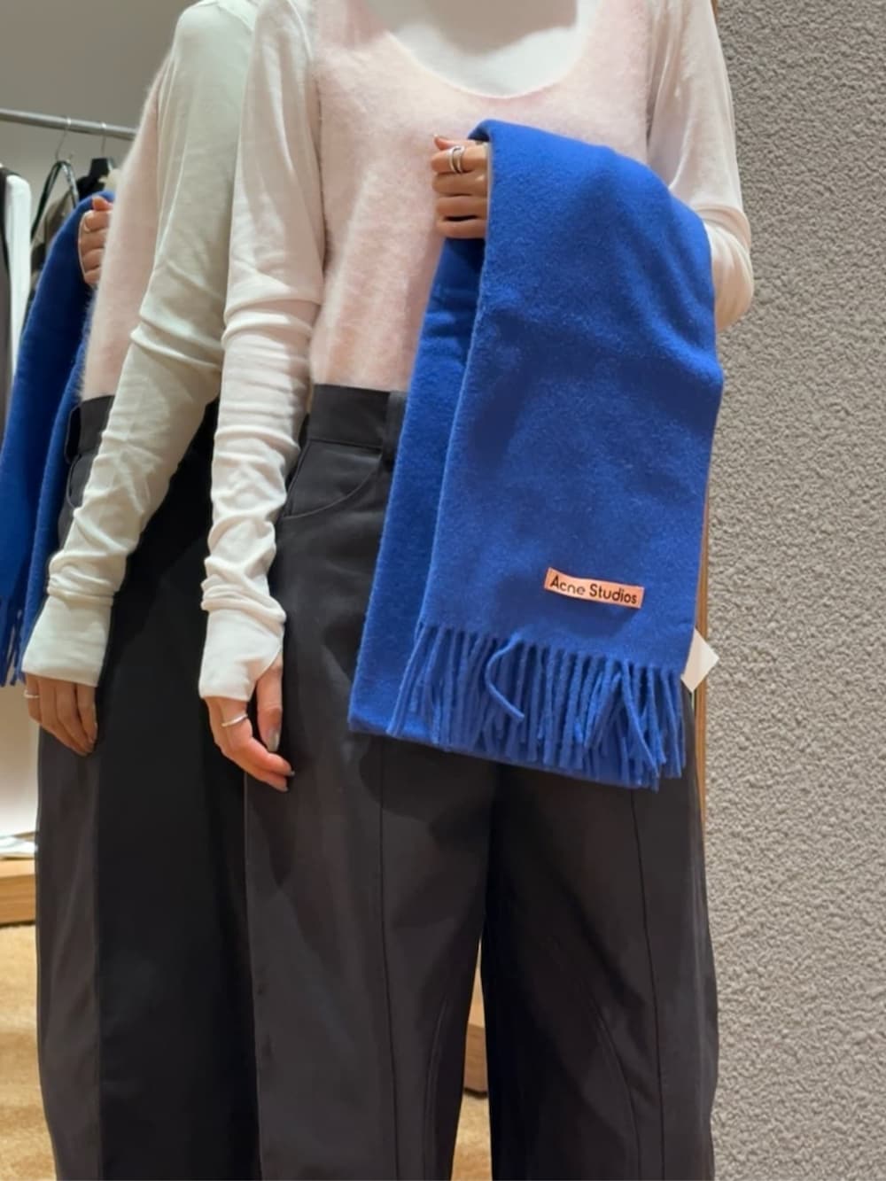 「TOMORROWLAND、トゥモローランド、Edition、Acne Studios、aeyde、ロンT、ライトピンク、ニットベスト、ニットキャミソール、パッチワークパンツ、ミリタリーパンツ、ストール、ブルー」｜「EDITIONの【WEB先行予約】フォックスカシミヤ ニットベスト（ベスト、ピンク系）」を使った、Yonemitsu_TOMORROWLANDさん（レディース・166cm）の冬コーディネートの2枚目の写真