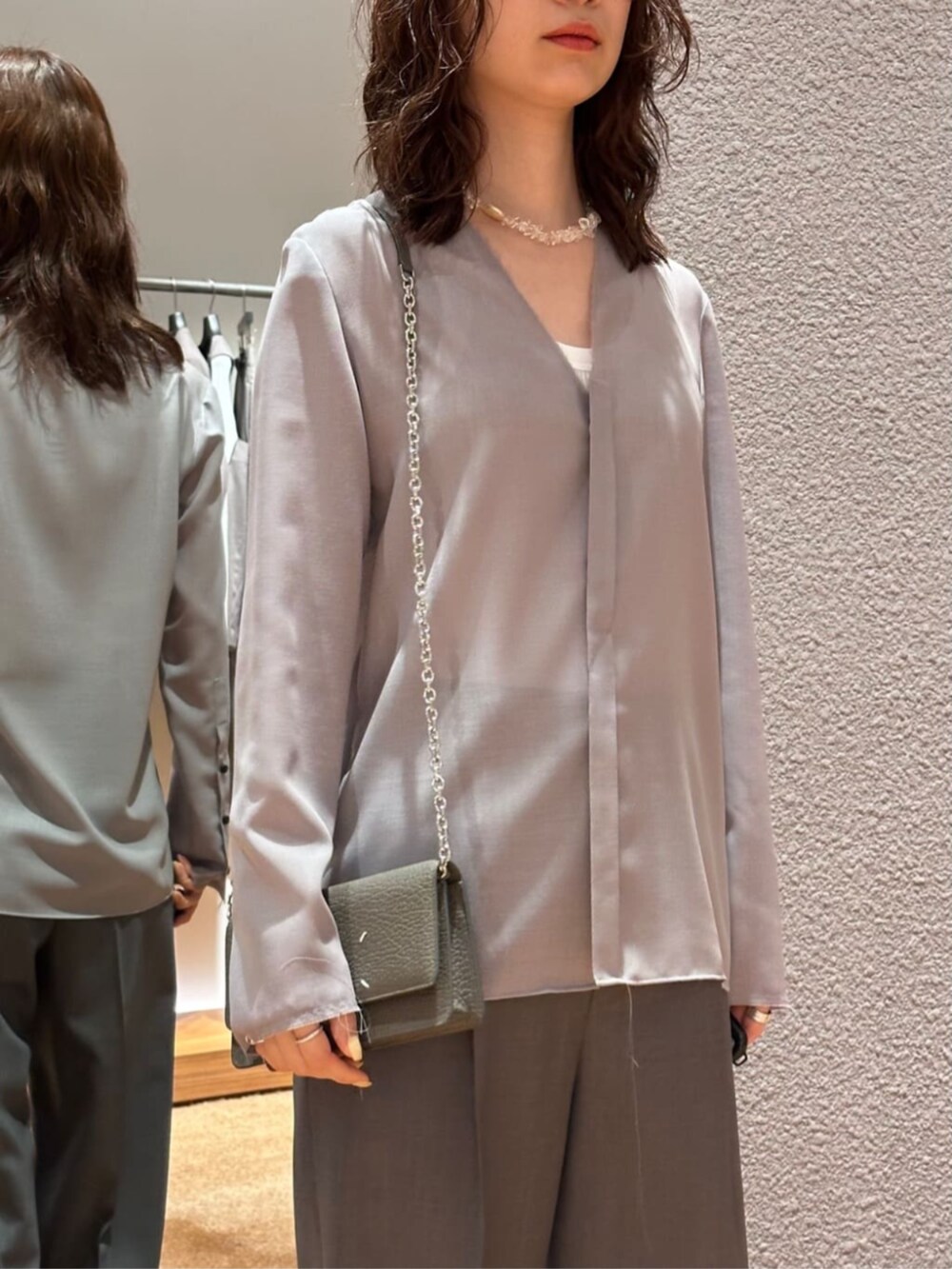 「TOMORROWLAND、トゥモローランド、Edition、Maison Margiela、HYKE、Vネックシャツ、スラックス、グレー、ワントーンコーデ、大人カジュアル」｜「EDITIONのウールビエラ Vネックシャツ（シャツ/ブラウス、グレー系）」を使った、Yonemitsu_TOMORROWLANDさん（レディース・166cm）の春コーディネートの2枚目の写真