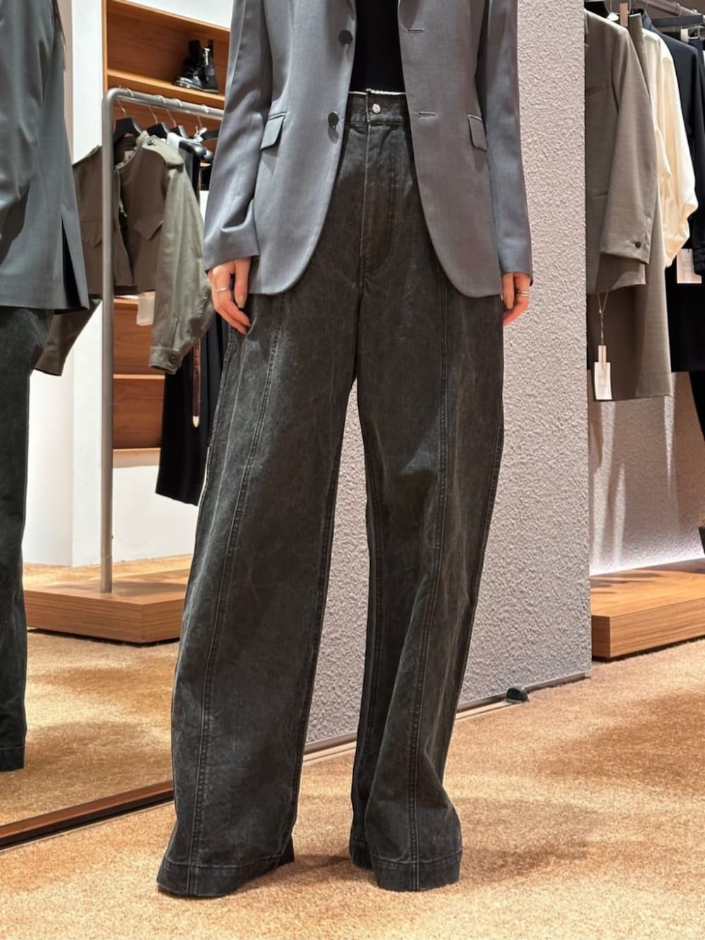 「TOMORROWLAND、トゥモローランド、Edition、HYKE、Maison Margiela、テーラードジャケット、デニム、ブラックデニム、大人カジュアル、モノトーン」｜「EDITIONのゼニアトラベラー テーラードジャケット（テーラードジャケット、グレー系）」を使った、Yonemitsu_TOMORROWLANDさん（レディース・166cm）の冬コーディネートの5枚目の写真