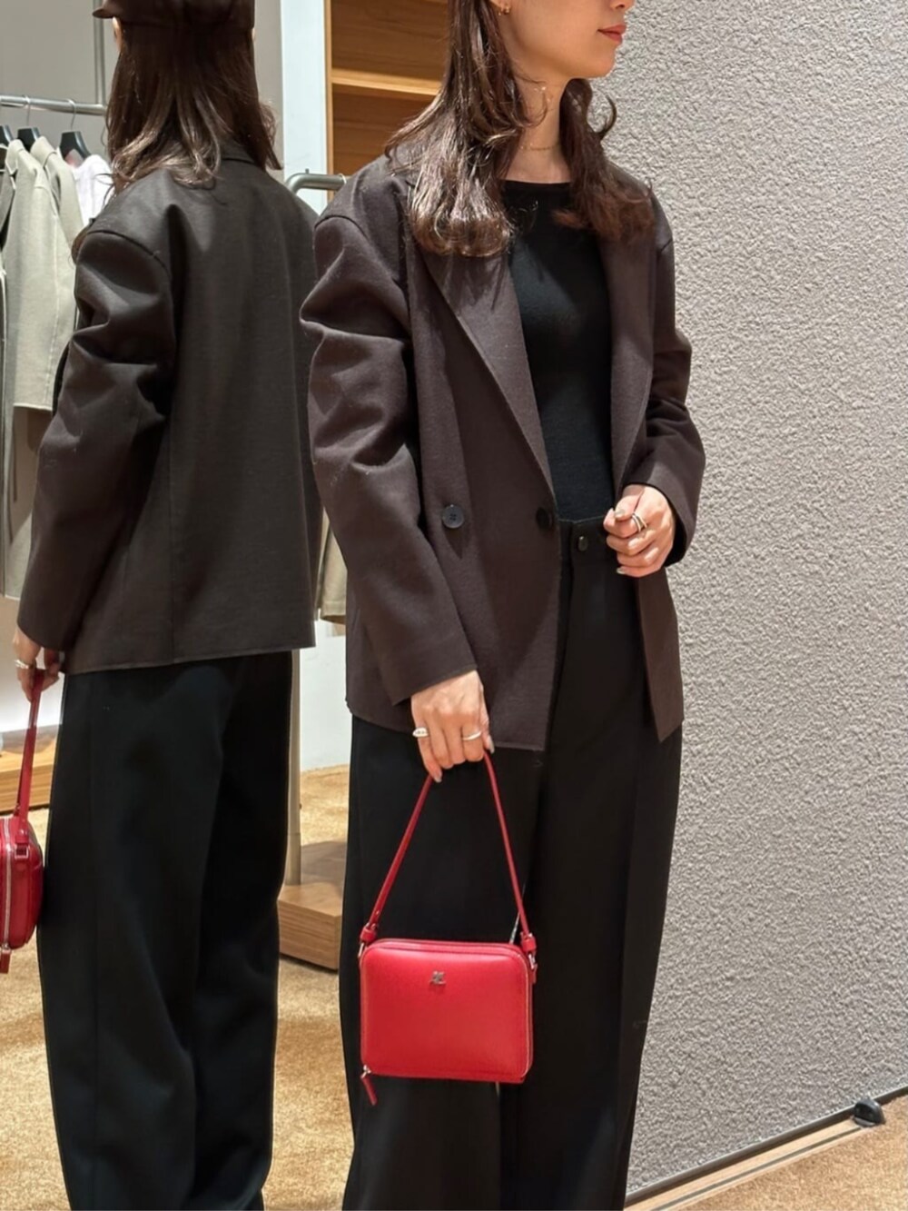 「TOMORROWLAND、トゥモローランド、Edition、KIJIMA TAKAYUKI、courrèges、コクーンジャケット、ジャケットスタイル、ブラウン、タックパンツ、シアートップス」｜「EDITIONのテンセルシルク ボートネックトップス（Tシャツ/カットソー、ブラック系）」を使った、Yonemitsu_TOMORROWLANDさん（レディース・166cm）の冬コーディネートの2枚目の写真