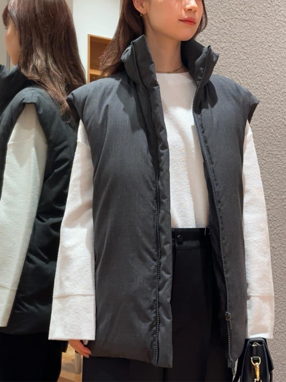 「TOMORROWLAND、トゥモローランド、Edition、JACQUEMUS、ユニセックス、ダウンベスト、タックパンツ、大人カジュアル、デイリーカジュアル、モノトーン」｜「EDITIONのコットンポリエステル クルーネックニットトップス（ニット/セーター、ホワイト系）」を使った、Yonemitsu_TOMORROWLANDさん（レディース・166cm）の秋コーディネートの2枚目の写真