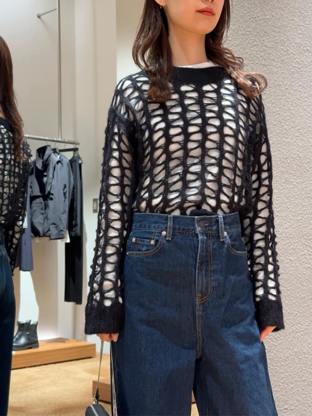 「TOMORROWLAND、トゥモローランド、Edition、courrèges、ローゲージニット、ニット、ロンT、デニム、バナナデニム、バナナパンツ、大人カジュアル」｜「EDITIONのエッセンシャルデニム バナナパンツ（デニムパンツ、ブルー系）」を使った、Yonemitsu_TOMORROWLANDさん（レディース・166cm）の冬コーディネートの2枚目の写真