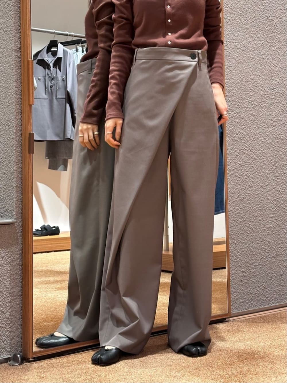 「TOMORROWLAND、トゥモローランド、Edition、Maison Margiela、カーディガン、ブラウン、ラップパンツ、大人カジュアル、デイリーカジュアル」｜「EDITIONのコットンフライス カーディガン（カーディガン/ボレロ、ブラウン系）」を使った、Yonemitsu_TOMORROWLANDさん（レディース・166cm）の冬コーディネートの4枚目の写真