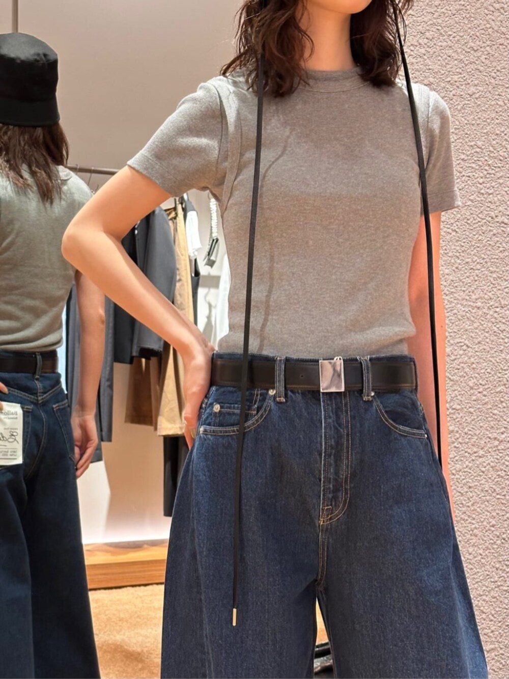 「TOMORROWLAND、トゥモローランド、editoin、Déhanche、jil sander、ENTWURFEIN、Tシャツ、デニム、バルーンパンツ、バルーンデニム、大人カジュアル、デイリーカジュアル」｜「EDITIONのエッセンシャルデニム バルーンパンツ（デニムパンツ、ブルー系）」を使った、Yonemitsu_TOMORROWLANDさん（レディース・166cm）の春コーディネートの2枚目の写真