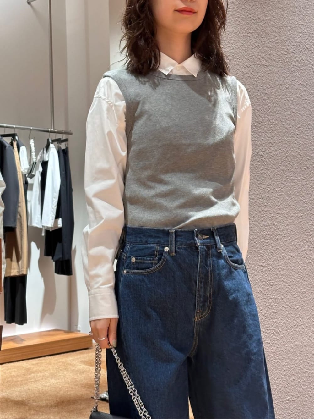 「TOMORROWLAND、トゥモローランド、Edition、Maison Margiela、タイ付きシャツ、ボウタイシャツ、デニム、バルーンデニム、バルーンパンツ、タンクトップ」｜「EDITIONのスーピマコットン スカーフタイブラウス（シャツ/ブラウス、ホワイト系）」を使った、Yonemitsu_TOMORROWLANDさん（レディース・166cm）の春コーディネートの3枚目の写真
