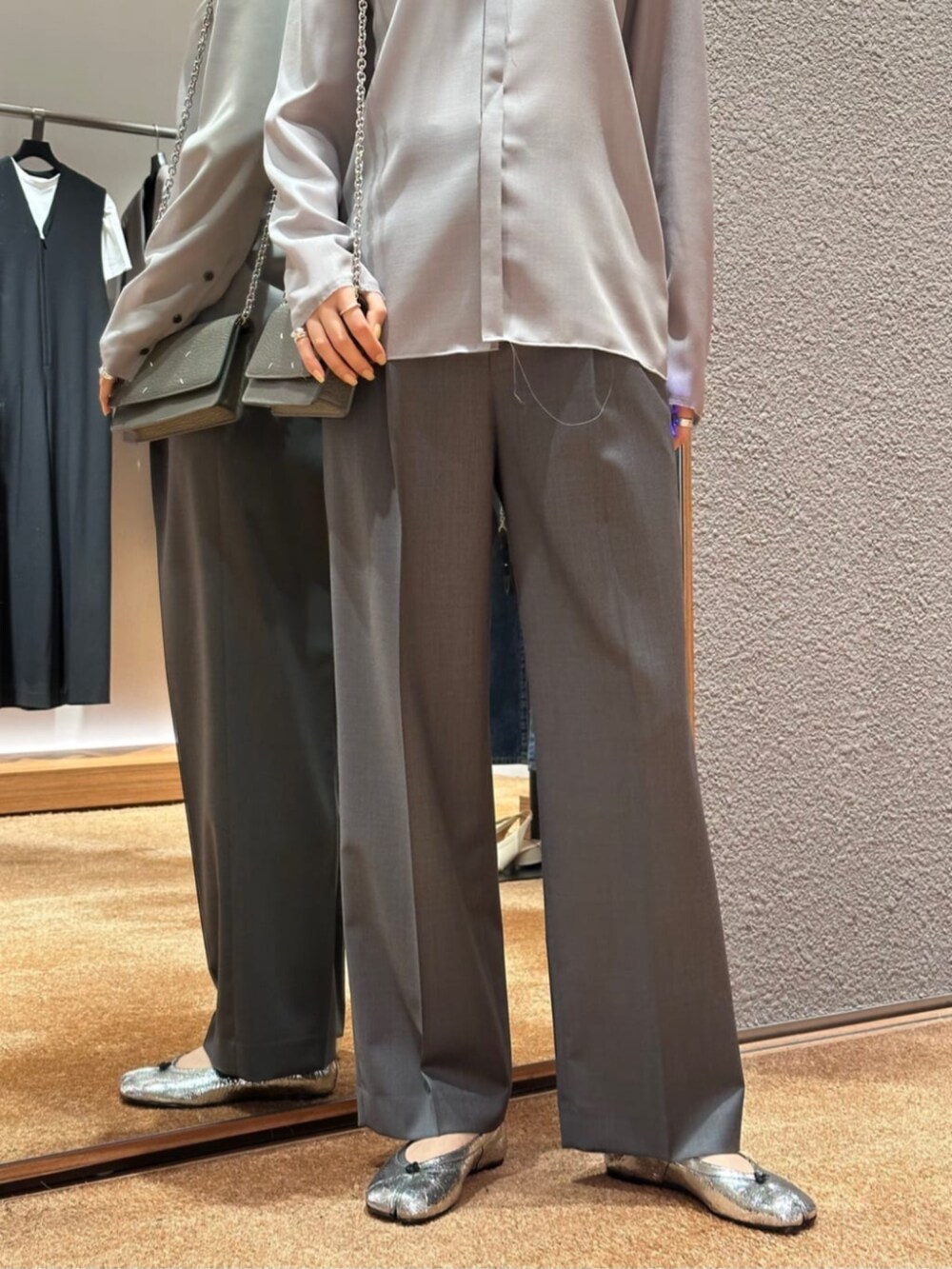 「TOMORROWLAND、トゥモローランド、Edition、Maison Margiela、HYKE、Vネックシャツ、スラックス、グレー、ワントーンコーデ、大人カジュアル」｜「EDITIONのウールビエラ Vネックシャツ（シャツ/ブラウス、グレー系）」を使った、Yonemitsu_TOMORROWLANDさん（レディース・166cm）の春コーディネートの5枚目の写真
