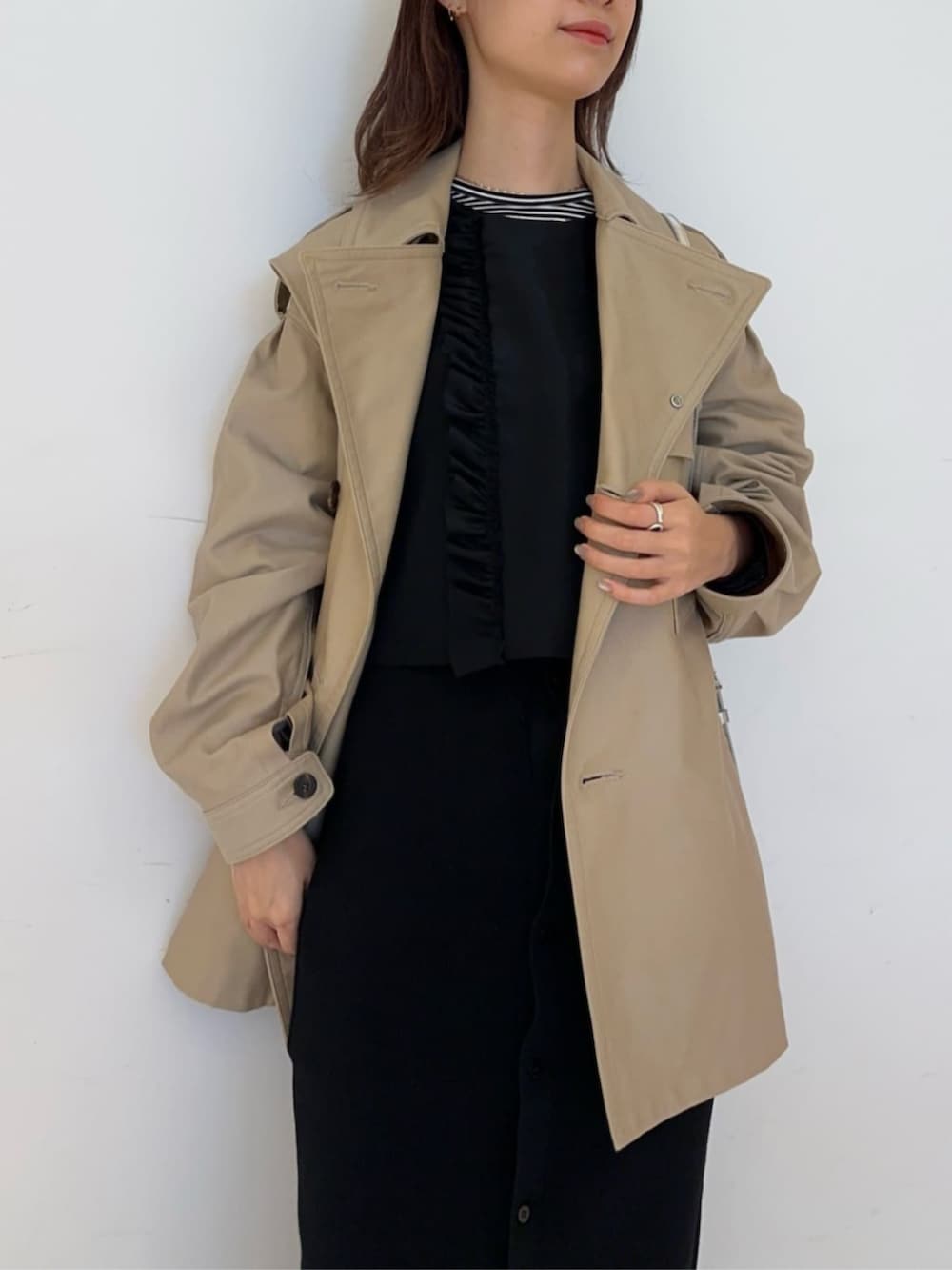 「TOMORROWLAND、トゥモローランド、Edition、courrèges、Maison Margiela、ミリタリーコート、ショートコート、ニットスカート、ノースリーブブラウス、大人カジュアル」｜「EDITIONのコットン ミリタリーコート（ミリタリージャケット、ベージュ系）」を使った、Yonemitsu_TOMORROWLANDさん（レディース・166cm）の秋コーディネートの2枚目の写真