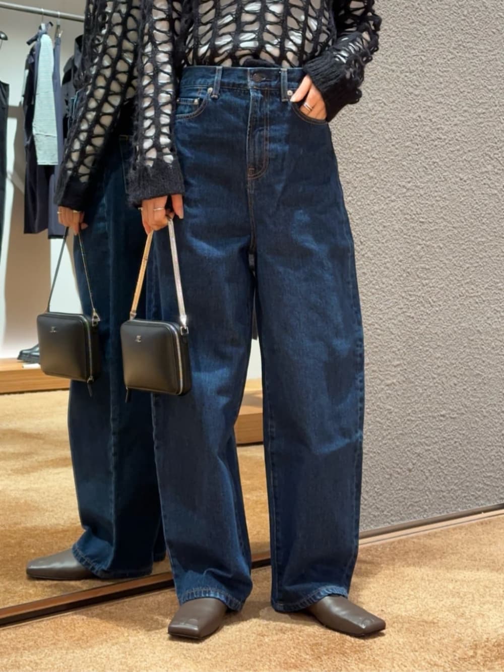 「TOMORROWLAND、トゥモローランド、Edition、courrèges、ローゲージニット、ニット、ロンT、デニム、バナナデニム、バナナパンツ、大人カジュアル」｜「EDITIONのエッセンシャルデニム バナナパンツ（デニムパンツ、ブルー系）」を使った、Yonemitsu_TOMORROWLANDさん（レディース・166cm）の冬コーディネートの4枚目の写真