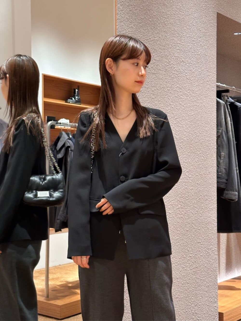 「TOMORROWLAND、トゥモローランド、Edition、Maison Margiela、caban、ユニセックス、スウェットパンツ、ノーカラージャケット、リラックススタイル、デイリーカジュアル、モノトーン、大人カジュアル」｜「EDITIONのバックサテンジョーゼット ノーカラージャケット（ノーカラージャケット、ブラック系）」を使った、Yonemitsu_TOMORROWLANDさん（レディース・166cm）の冬コーディネートの2枚目の写真