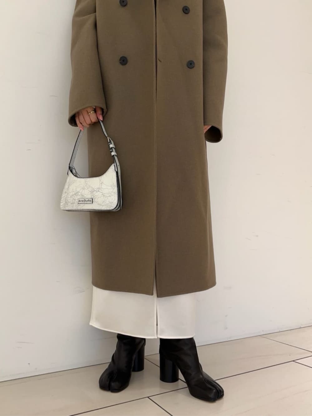 「TOMORROWLAND、トゥモローランド、Edition、Maison Margiela、定番、チェスターコート、クルーネックニット、サテンスカート、タイトスカート、大人カジュアル、ダブルフェイスコート」｜「EDITIONのキョウネンフライス クルーネックプルオーバー（Tシャツ/カットソー、ホワイト系）」を使った、Yonemitsu_TOMORROWLANDさん（レディース・166cm）の秋コーディネートの4枚目の写真
