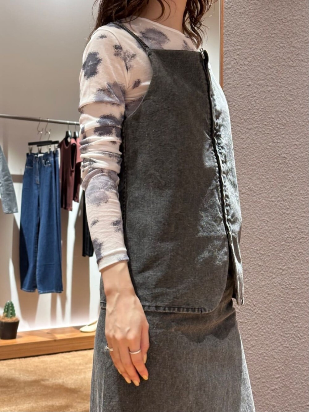 「TOMORROWLAND、トゥモローランド、Edition、Maison Margiela、セットアップ、キャミソール、ビスチェ、ロングスカート、大人カジュアル」｜「EDITIONのガーメントウォッシュ ジップトップス（シャツ/ブラウス、ブラック系）」を使った、Yonemitsu_TOMORROWLANDさん（レディース・166cm）の春コーディネートの3枚目の写真