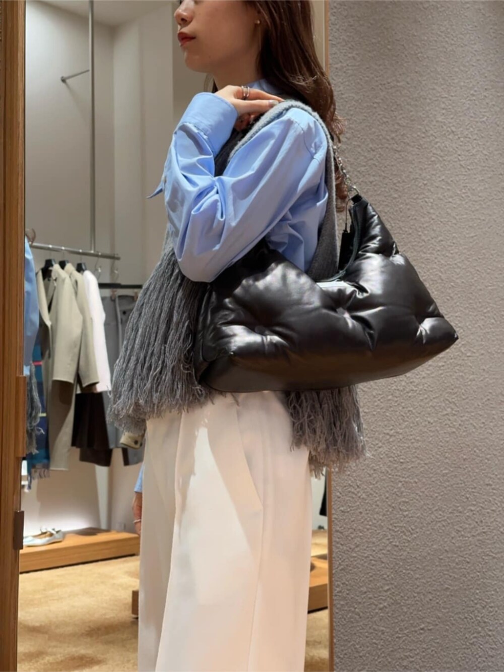 「TOMORROWLAND、トゥモローランド、Edition、HYKE、Maison Margiela、aeyde、タイ付きシャツ、ボウタイシャツ、ニットベスト」｜「EDITIONのスーピマコットン スカーフタイブラウス（シャツ/ブラウス、ブルー系）」を使った、Yonemitsu_TOMORROWLANDさん（レディース・166cm）の冬コーディネートの4枚目の写真