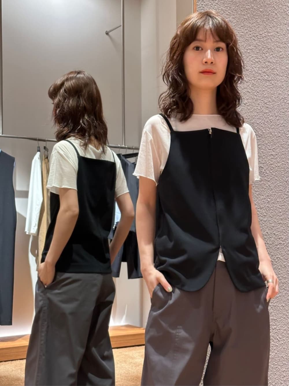 「TOMORROWLAND、トゥモローランド、Edition、Maison Margiela、キャミソール、ビスチェ、Tシャツ、ワイドパンツ、大人カジュアル、デイリーカジュアル、レイヤードスタイル」｜「EDITIONのカルゼジャージー ジップトップス（シャツ/ブラウス、ブラック系）」を使った、Yonemitsu_TOMORROWLANDさん（レディース・166cm）の春コーディネートの2枚目の写真