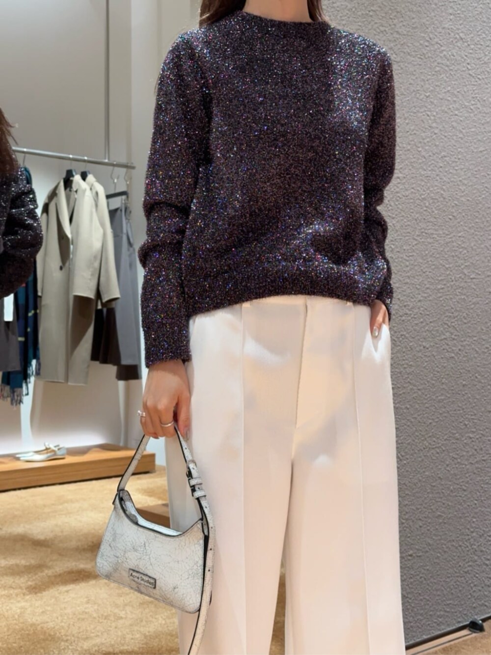 「TOMORROWLAND、トゥモローランド、Edition、Acne Studios、ラメニット、グリッターニット、スラックス、モノトーン、大人カジュアル」｜「EDITIONの【WEB先行予約】グリッターニット クルーネックプルオーバー（ニット/セーター、シルバー系）」を使った、Yonemitsu_TOMORROWLANDさん（レディース・166cm）の冬コーディネートの3枚目の写真