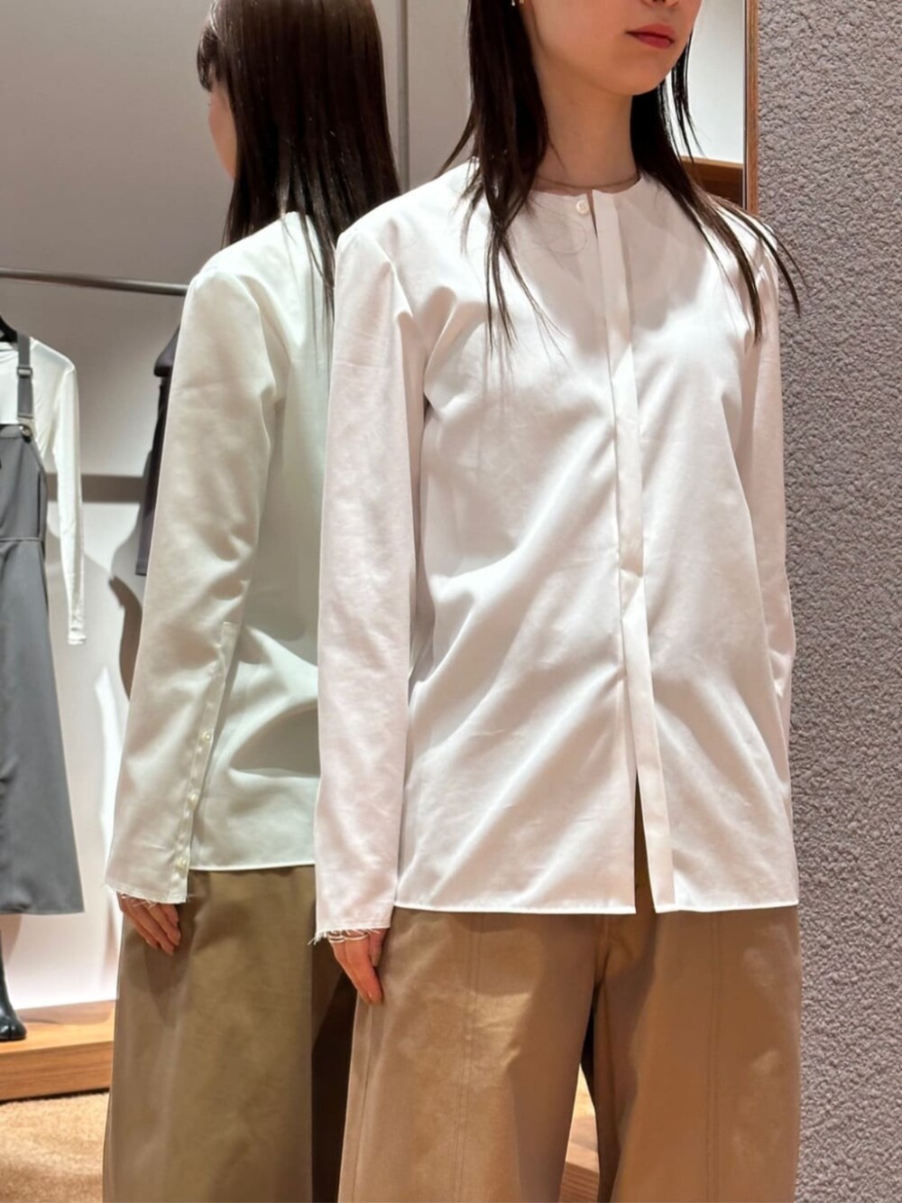 「TOMORROWLAND、トゥモローランド、Edition、SALOMON、salomonadvanced、シャツスタイル、ノーカラーシャツ、ワイドパンツ、大人カジュアル、デイリーカジュアル」｜「EDITIONの100/2コットン ノーカラーシャツ（シャツ/ブラウス、ホワイト系）」を使った、Yonemitsu_TOMORROWLANDさん（レディース・166cm）の冬コーディネートの2枚目の写真