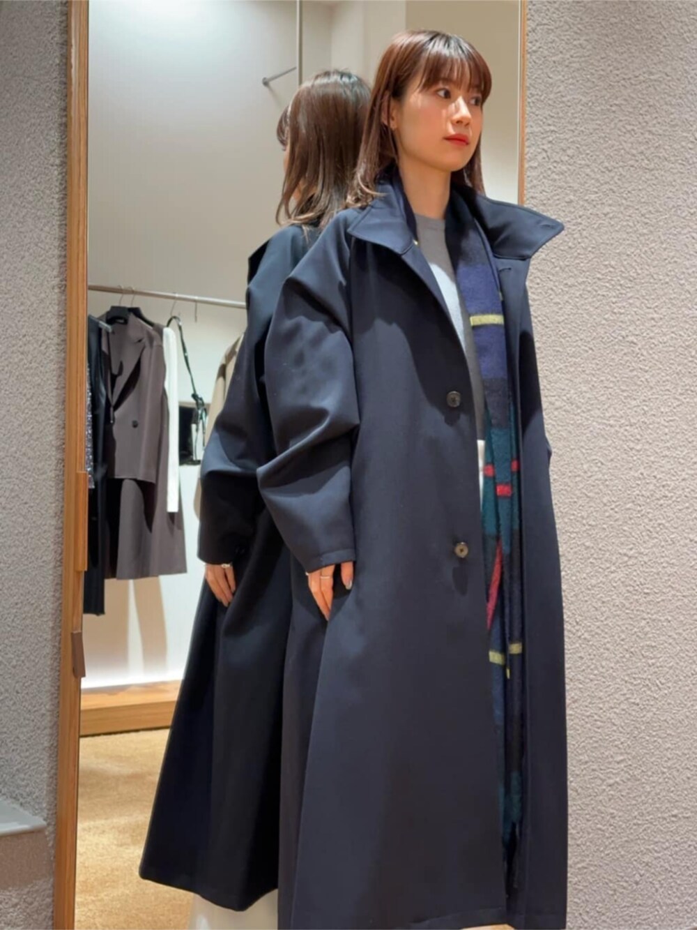 「TOMORROWLAND、トゥモローランド、caban、Edition、MAGNIBERG、Maison Margiela、スタンドカラーコート、オーバーサイズコート、ユニセックス、チェックストール、クルーネックニット、大人カジュアル」｜「EDITIONのピンタック セミワイドスラックス（スラックス、ホワイト系）」を使った、Yonemitsu_TOMORROWLANDさん（レディース・166cm）の冬コーディネートの2枚目の写真