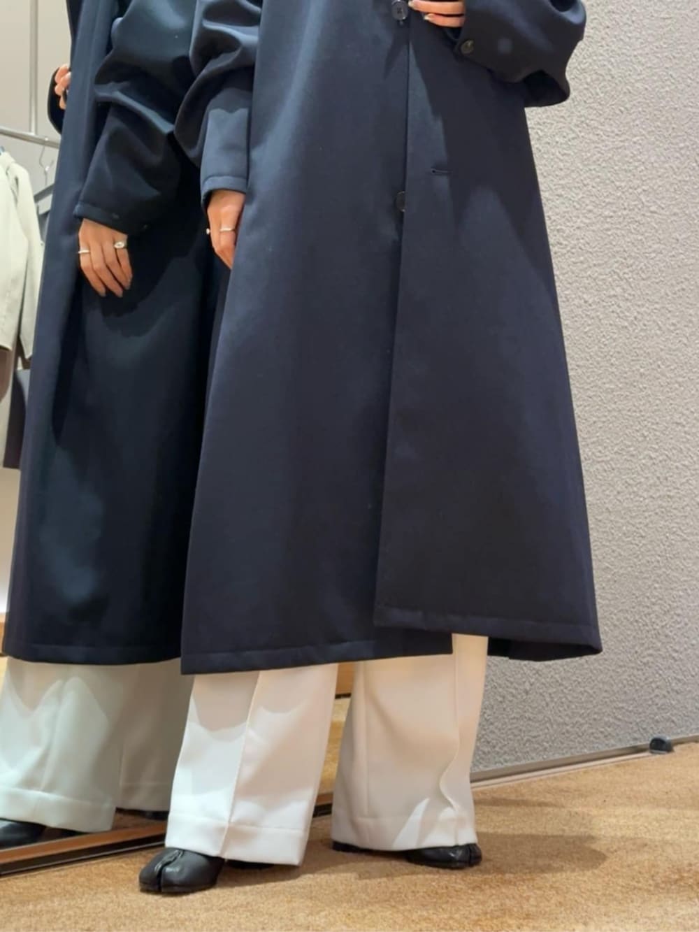 「TOMORROWLAND、トゥモローランド、caban、Edition、MAGNIBERG、Maison Margiela、スタンドカラーコート、オーバーサイズコート、ユニセックス、チェックストール、クルーネックニット、大人カジュアル」｜「EDITIONのピンタック セミワイドスラックス（スラックス、ホワイト系）」を使った、Yonemitsu_TOMORROWLANDさん（レディース・166cm）の冬コーディネートの4枚目の写真