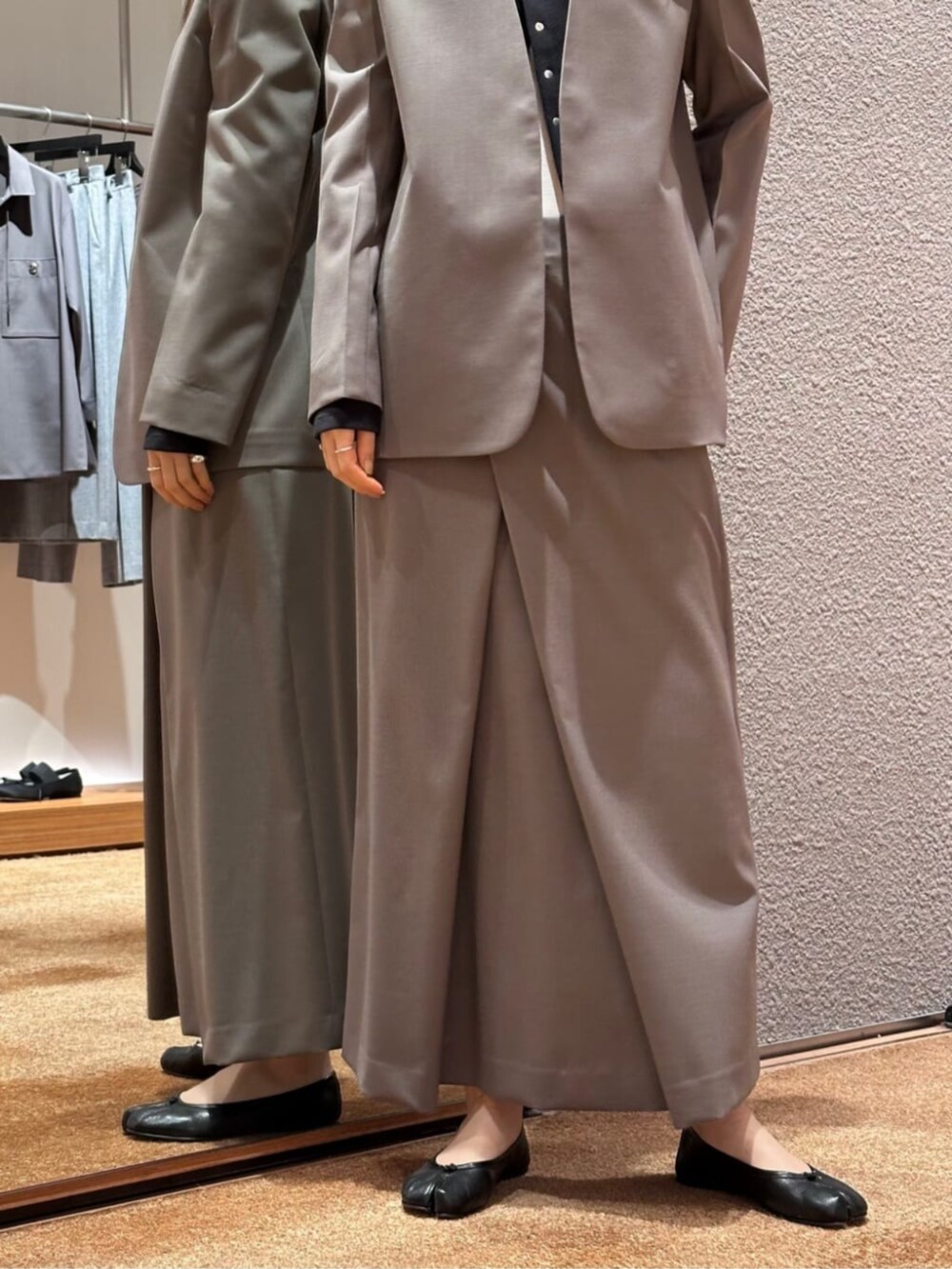 「TOMORROWLAND、トゥモローランド、Edition、Acne Studios、Maison Margiela、ノーカラージャケット、ラップスカート、セットアップ、オケージョン、セレモニー、カーディガン、ロンT」｜「EDITIONのキョウネンフライス クルーネックトップス（Tシャツ/カットソー、ホワイト系）」を使った、Yonemitsu_TOMORROWLANDさん（レディース・166cm）の冬コーディネートの4枚目の写真