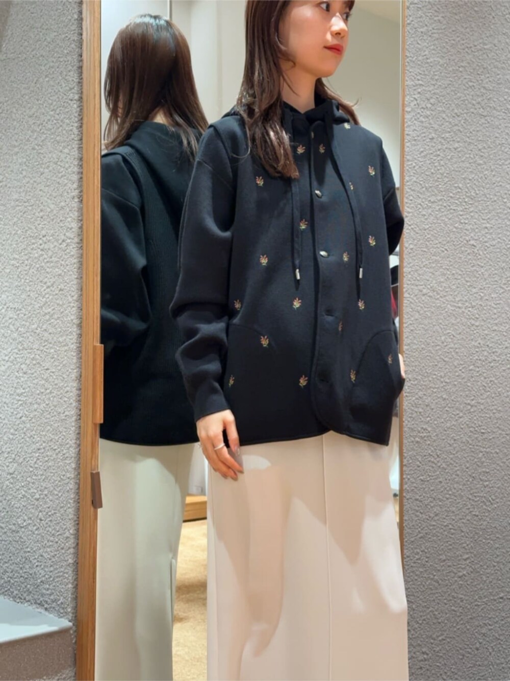 「TOMORROWLAND、トゥモローランド、caban、Edition、Maison Margiela、フーディー、パーカー、ユニセックス、エンブロイダリー、ベスト、ロングスカート、モノトーン、大人カジュアル」｜「cabanのCABaN コットンカシミヤ パーカ（ニット/セーター、ブラック系）」を使った、Yonemitsu_TOMORROWLANDさん（レディース・166cm）の冬コーディネートの2枚目の写真