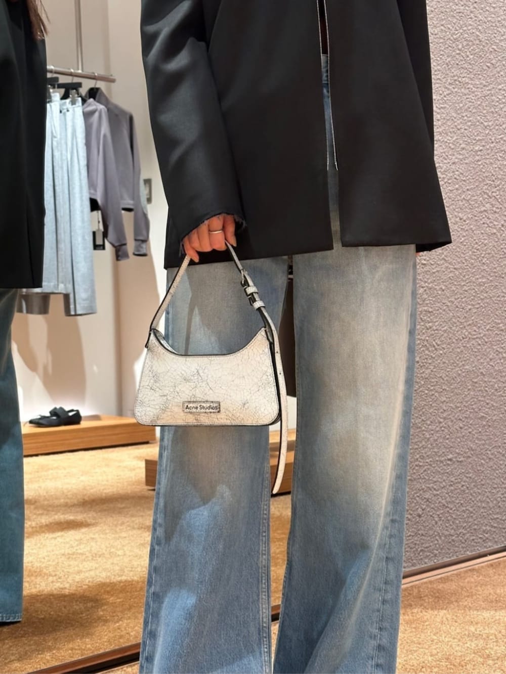 「TOMORROWLAND、トゥモローランド、Edition、AcneStudios、Maison Margiela、デニム、フーディー、ジャケットスタイル、ジャケット、ジップジャケット、大人カジュアル、ブラウン」｜「EDITIONのウールシャンブレー ジップジャケット（ノーカラージャケット、ブラック系）」を使った、Yonemitsu_TOMORROWLANDさん（レディース・166cm）の冬コーディネートの7枚目の写真