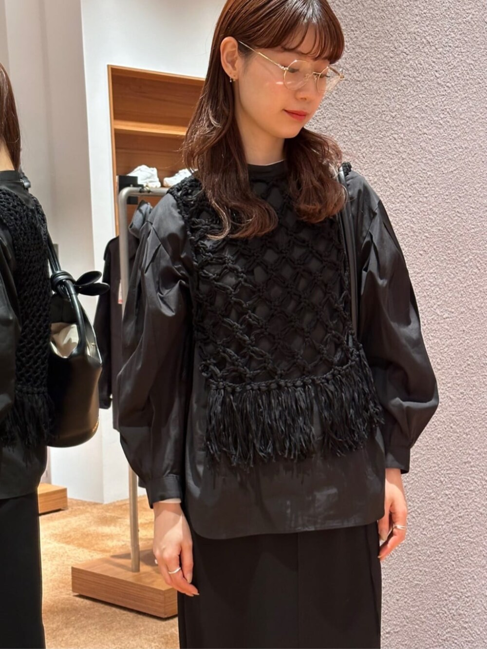 「TOMORROWLAND、トゥモローランド、Edition、JACQUEMUS、sergio rossi、BOTTEGA VENETA、ブラウス、バルーンスリーブ、ニットベスト、フリンジニット、ハンドニット、オールブラック、ワントーンコーデ」｜「EDITIONのフリンジニット ノースリーブトップス（ベスト、ブラック系）」を使った、Yonemitsu_TOMORROWLANDさん（レディース・166cm）の冬コーディネートの2枚目の写真