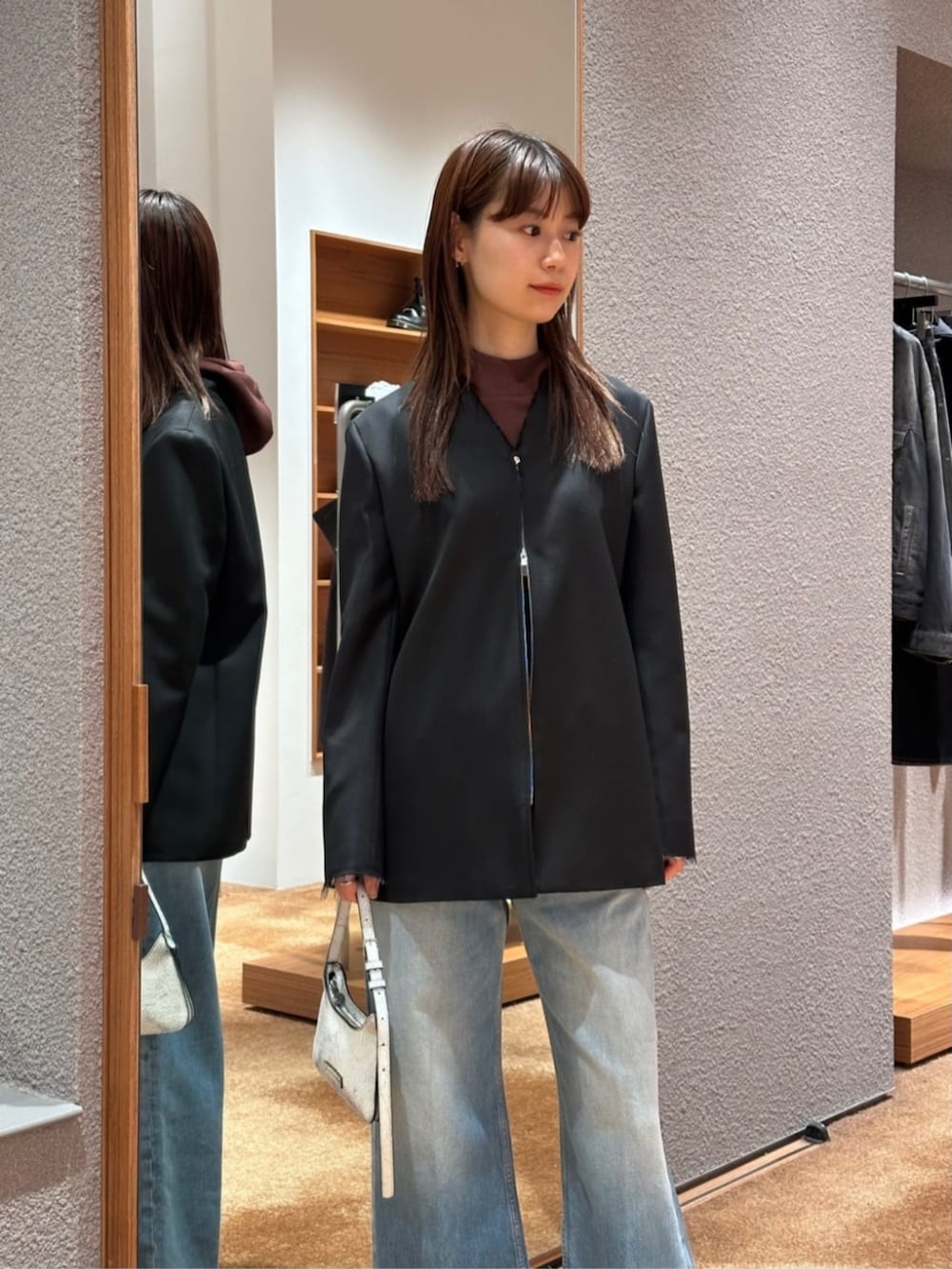 「TOMORROWLAND、トゥモローランド、Edition、AcneStudios、Maison Margiela、デニム、フーディー、ジャケットスタイル、ジャケット、ジップジャケット、大人カジュアル、ブラウン」｜「EDITIONのウールシャンブレー ジップジャケット（ノーカラージャケット、ブラック系）」を使った、Yonemitsu_TOMORROWLANDさん（レディース・166cm）の冬コーディネートの2枚目の写真