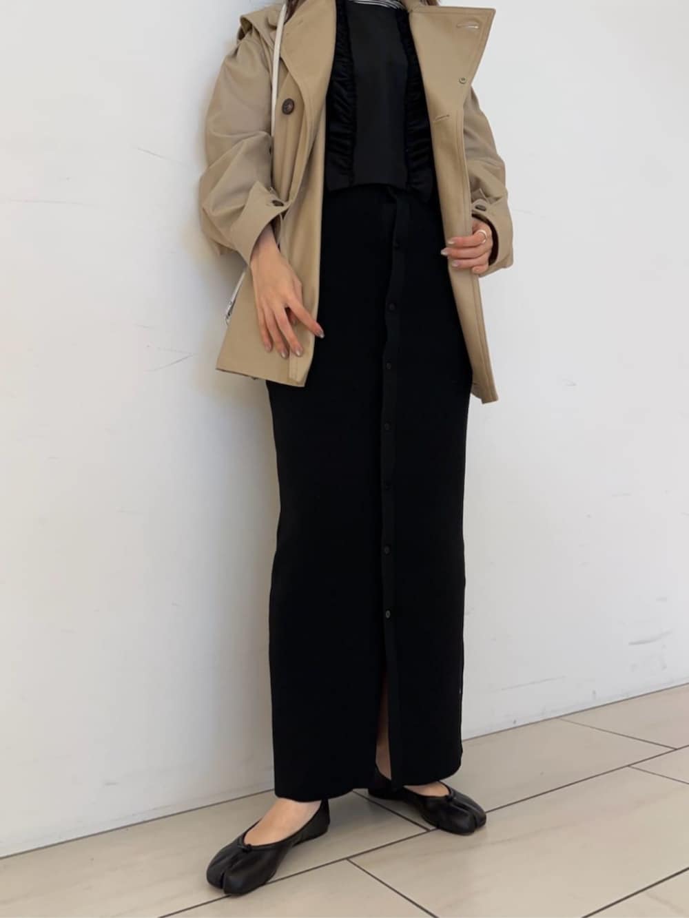 「TOMORROWLAND、トゥモローランド、Edition、courrèges、Maison Margiela、ミリタリーコート、ショートコート、ニットスカート、ノースリーブブラウス、大人カジュアル」｜「EDITIONのコットン ミリタリーコート（ミリタリージャケット、ベージュ系）」を使った、Yonemitsu_TOMORROWLANDさん（レディース・166cm）の秋コーディネートの4枚目の写真
