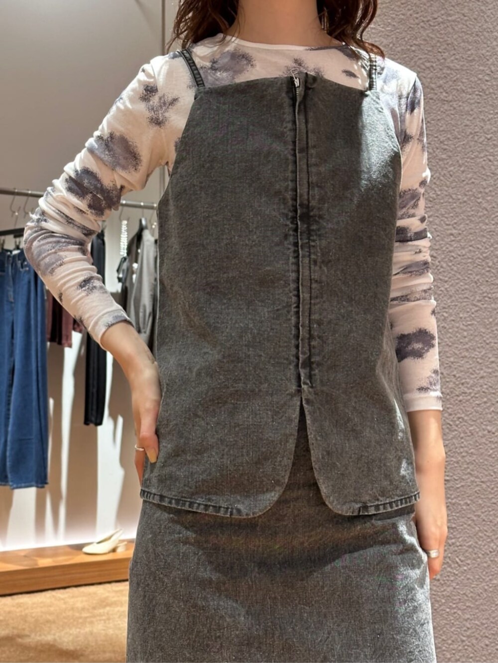 「TOMORROWLAND、トゥモローランド、Edition、Maison Margiela、セットアップ、キャミソール、ビスチェ、ロングスカート、大人カジュアル」｜「EDITIONのガーメントウォッシュ ジップトップス（シャツ/ブラウス、ブラック系）」を使った、Yonemitsu_TOMORROWLANDさん（レディース・166cm）の春コーディネートの2枚目の写真