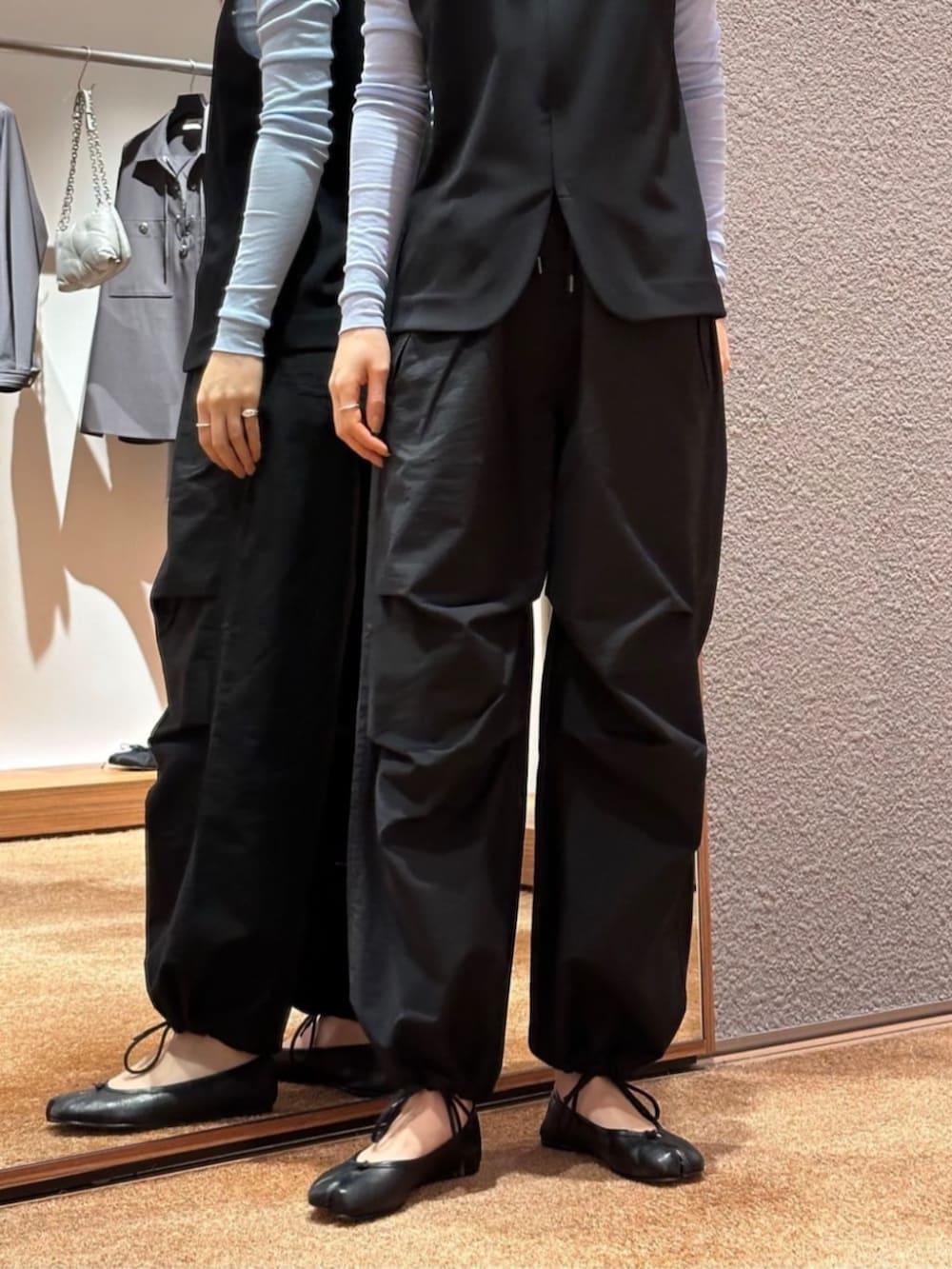 「TOMORROWLAND、トゥモローランド、Edition、AcneStudios、Maison Margiela、キャミソール、ジップアップ、ビスチェ、ライトブルー、カーゴパンツ、レイヤードスタイル、大人カジュアル」｜「EDITIONのキョウネンフライス クルーネックトップス（Tシャツ/カットソー、ブルー系）」を使った、Yonemitsu_TOMORROWLANDさん（レディース・166cm）の冬コーディネートの5枚目の写真