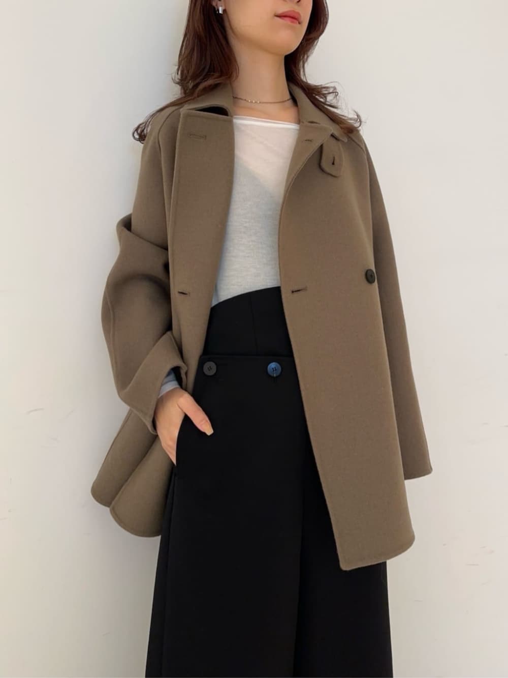 「TOMORROWLAND、トゥモローランド、Edition、Maison Margiela、ステンカラーコート、ピーコート、マリンパンツ、ハイウエストパンツ、大人カジュアル」｜「EDITIONのウールサテン ハイウエストマリンパンツ（その他パンツ、ブラック系）」を使った、Yonemitsu_TOMORROWLANDさん（レディース・166cm）の秋コーディネートの2枚目の写真