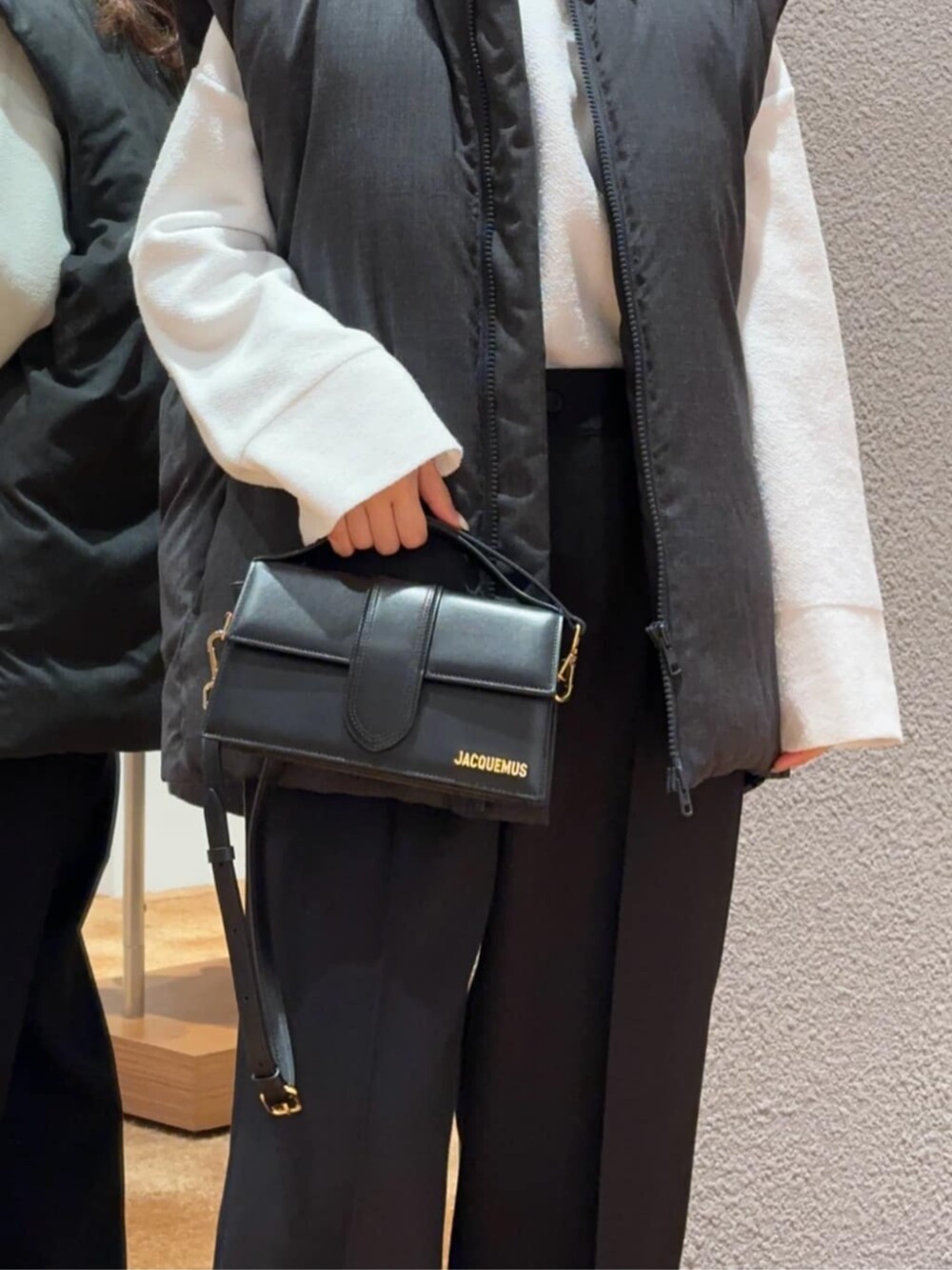 「TOMORROWLAND、トゥモローランド、Edition、JACQUEMUS、ユニセックス、ダウンベスト、タックパンツ、大人カジュアル、デイリーカジュアル、モノトーン」｜「EDITIONのコットンポリエステル クルーネックニットトップス（ニット/セーター、ホワイト系）」を使った、Yonemitsu_TOMORROWLANDさん（レディース・166cm）の秋コーディネートの5枚目の写真