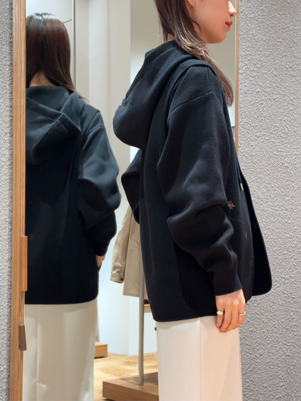 「TOMORROWLAND、トゥモローランド、caban、Edition、Maison Margiela、フーディー、パーカー、ユニセックス、エンブロイダリー、ベスト、ロングスカート、モノトーン、大人カジュアル」｜「cabanのCABaN コットンカシミヤ パーカ（ニット/セーター、ブラック系）」を使った、Yonemitsu_TOMORROWLANDさん（レディース・166cm）の冬コーディネートの3枚目の写真