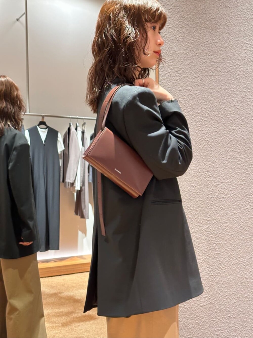 「TOMORROWLAND、トゥモローランド、Edition、HYKE、birkenstock、jil sander、オーバーサイズジャケット、メンズライク、大人カジュアル」｜「EDITIONのコットンギャバ ワイドパンツ（チノパンツ、ベージュ系）」を使った、Yonemitsu_TOMORROWLANDさん（レディース・166cm）の春コーディネートの5枚目の写真