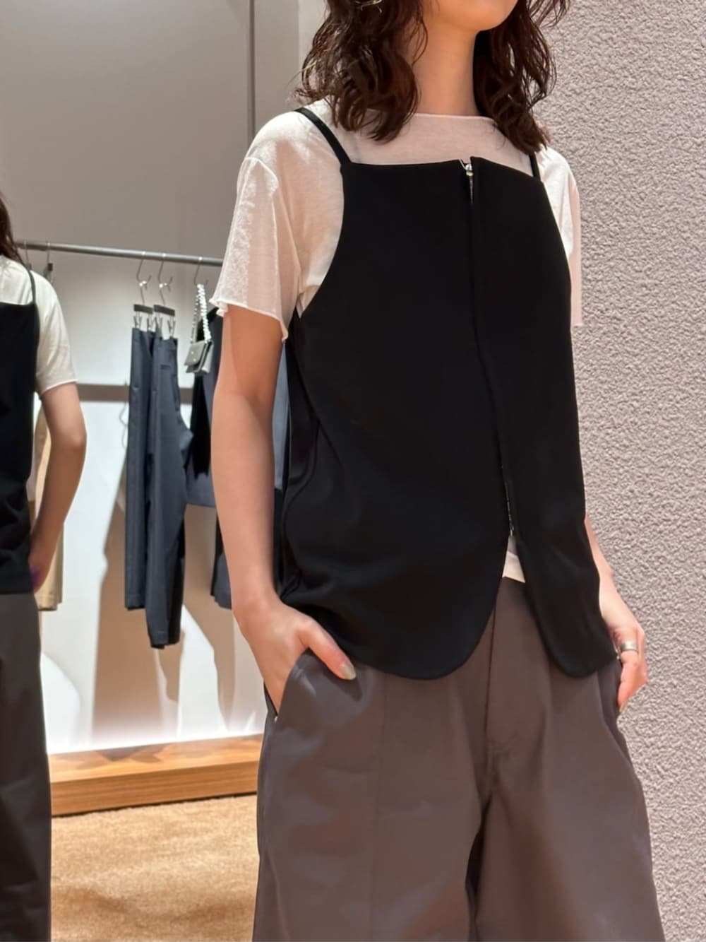 「TOMORROWLAND、トゥモローランド、Edition、Maison Margiela、キャミソール、ビスチェ、Tシャツ、ワイドパンツ、大人カジュアル、デイリーカジュアル、レイヤードスタイル」｜「EDITIONのカルゼジャージー ジップトップス（シャツ/ブラウス、ブラック系）」を使った、Yonemitsu_TOMORROWLANDさん（レディース・166cm）の春コーディネートの3枚目の写真