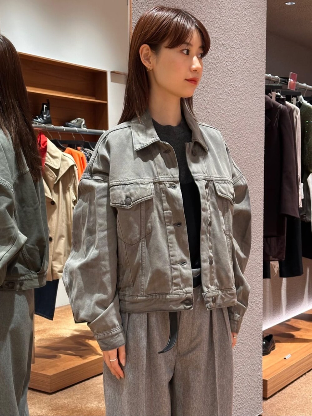 「TOMORROWLAND、トゥモローランド、Edition、Acne Studios、Déhanche、サテンキャミ、キャミソール、スラックス、タックパンツ、レイヤードスタイル、大人カジュアル」｜「EDITIONのポプリンメルトン 2タックワイドスラックス（スラックス、グレー系）」を使った、Yonemitsu_TOMORROWLANDさん（レディース・166cm）の冬コーディネートの2枚目の写真
