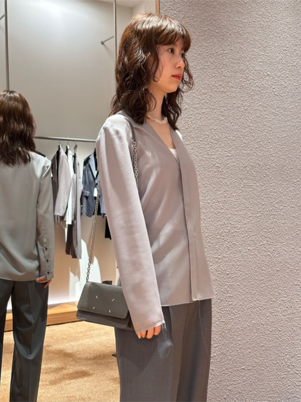「TOMORROWLAND、トゥモローランド、Edition、Maison Margiela、HYKE、Vネックシャツ、スラックス、グレー、ワントーンコーデ、大人カジュアル」｜「EDITIONのウールビエラ Vネックシャツ（シャツ/ブラウス、グレー系）」を使った、Yonemitsu_TOMORROWLANDさん（レディース・166cm）の春コーディネートの4枚目の写真