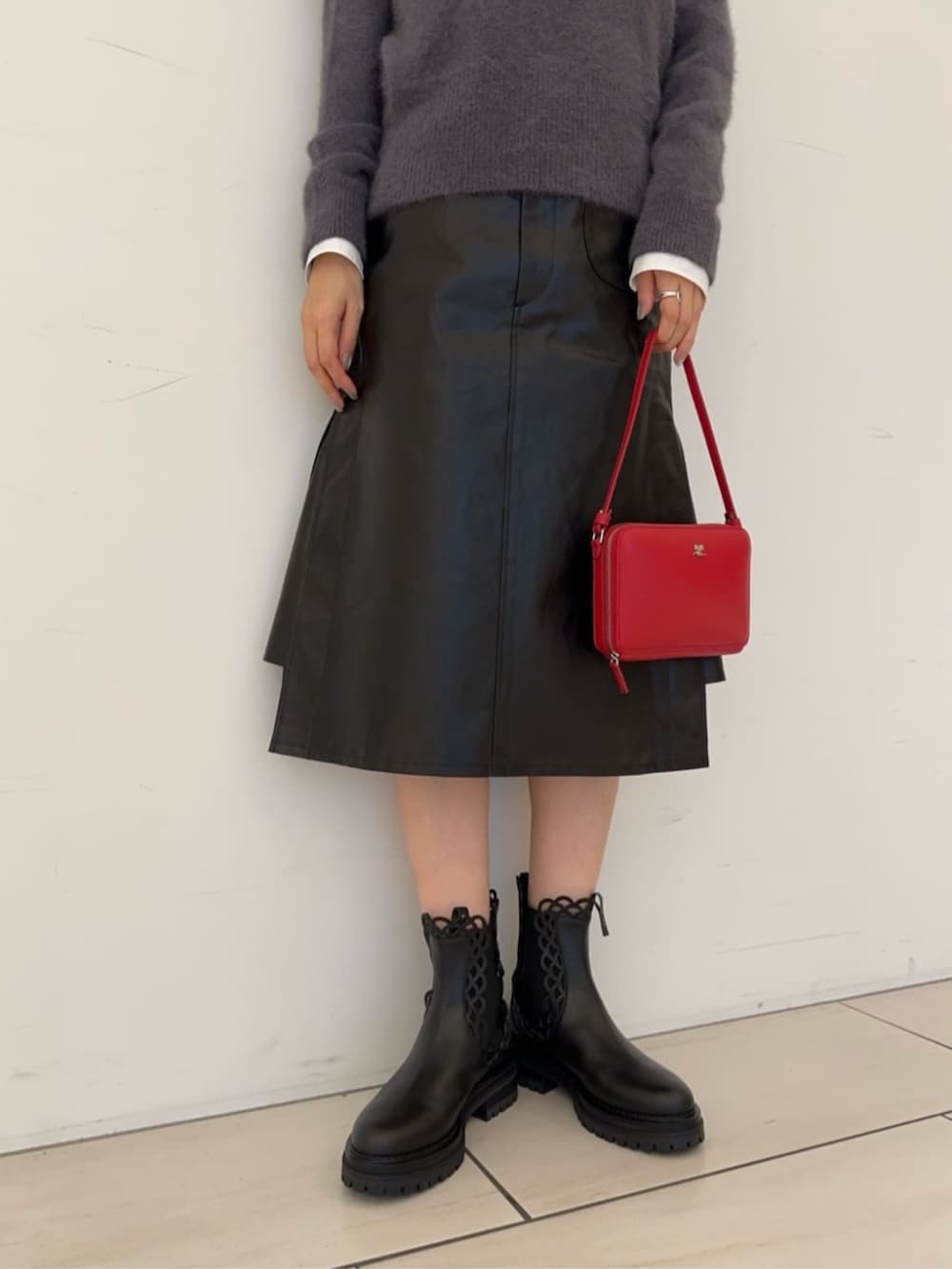 「TOMORROWLAND、トゥモローランド、Edition、sergio rossi、courrèges、クルーネックニット、エコレザー、レザースカート、モノトーン、タイ付きシャツ、大人カジュアル」｜「EDITIONのフォックスカシミヤ ニットプルオーバー（ニット/セーター、グレー系）」を使った、Yonemitsu_TOMORROWLANDさん（レディース・166cm）の秋コーディネートの4枚目の写真
