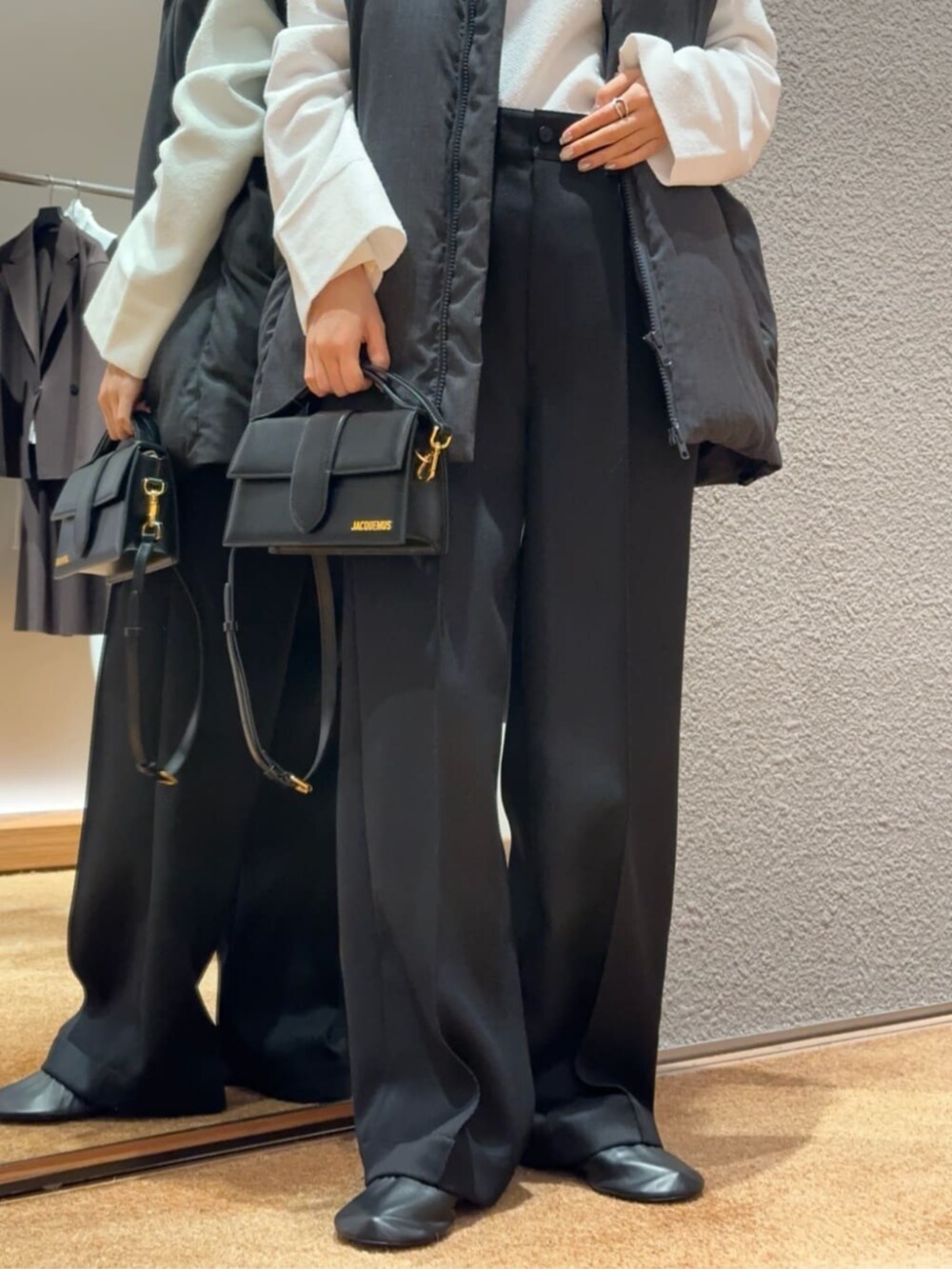 「TOMORROWLAND、トゥモローランド、Edition、JACQUEMUS、ユニセックス、ダウンベスト、タックパンツ、大人カジュアル、デイリーカジュアル、モノトーン」｜「EDITIONのコットンポリエステル クルーネックニットトップス（ニット/セーター、ホワイト系）」を使った、Yonemitsu_TOMORROWLANDさん（レディース・166cm）の秋コーディネートの6枚目の写真